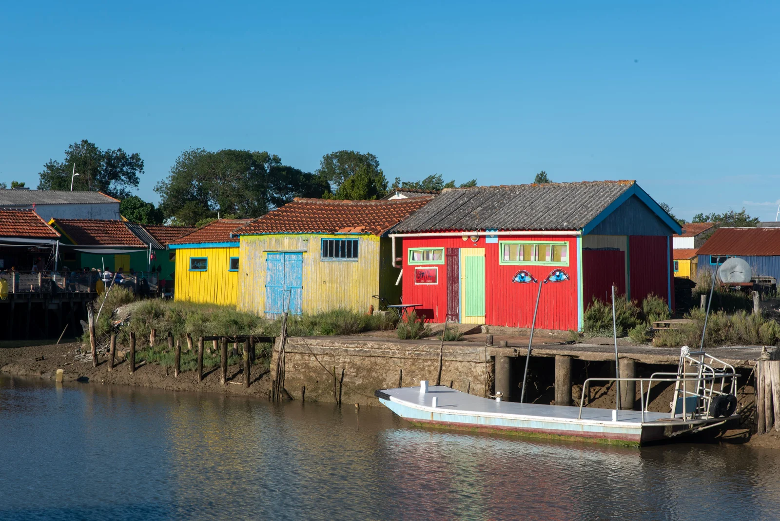 Cabanes ostréicoles multicolores alignées le long du port du Château-d'Oléron