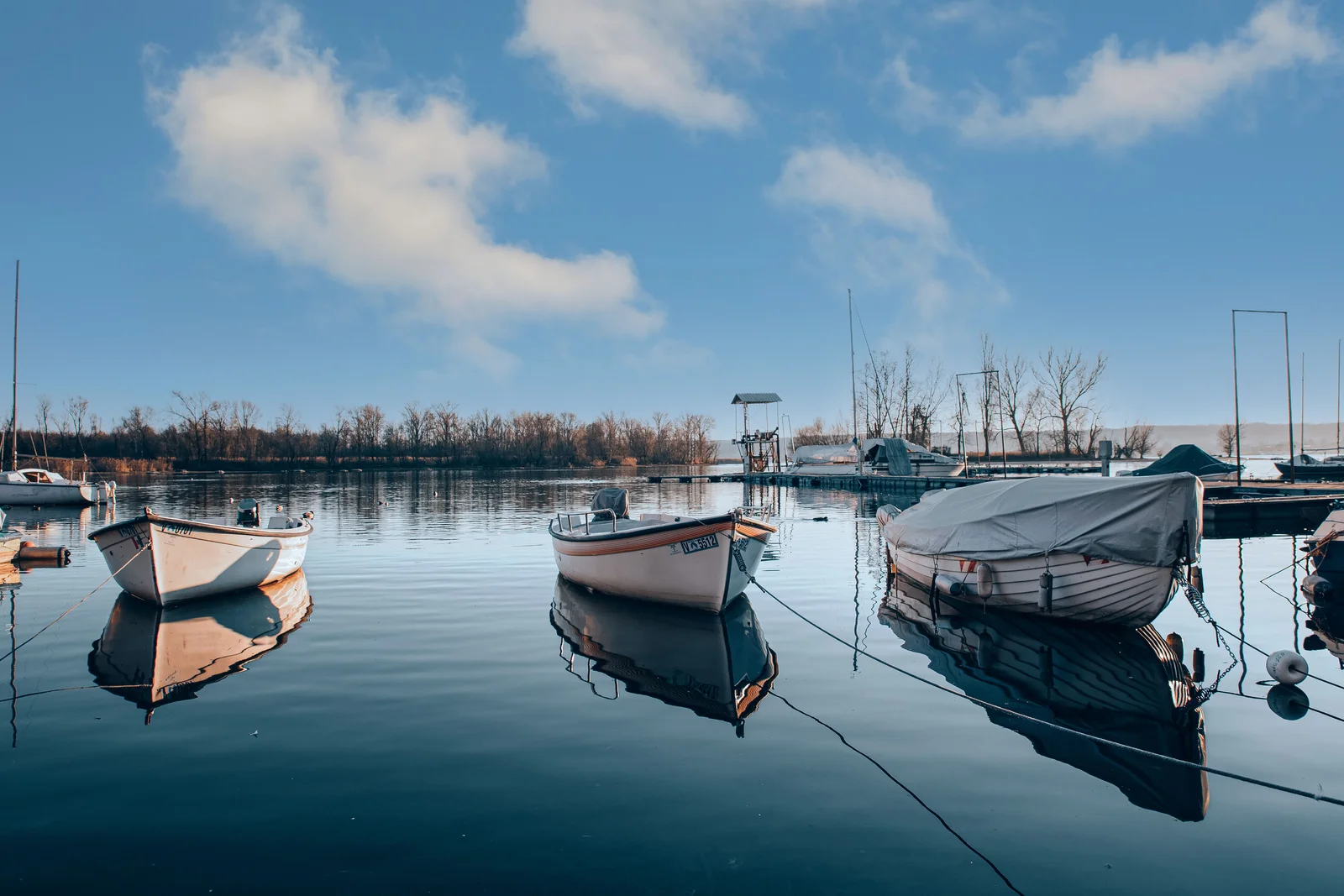 Voiliers amarrés dans un petit port de plaisance au calme du matin
