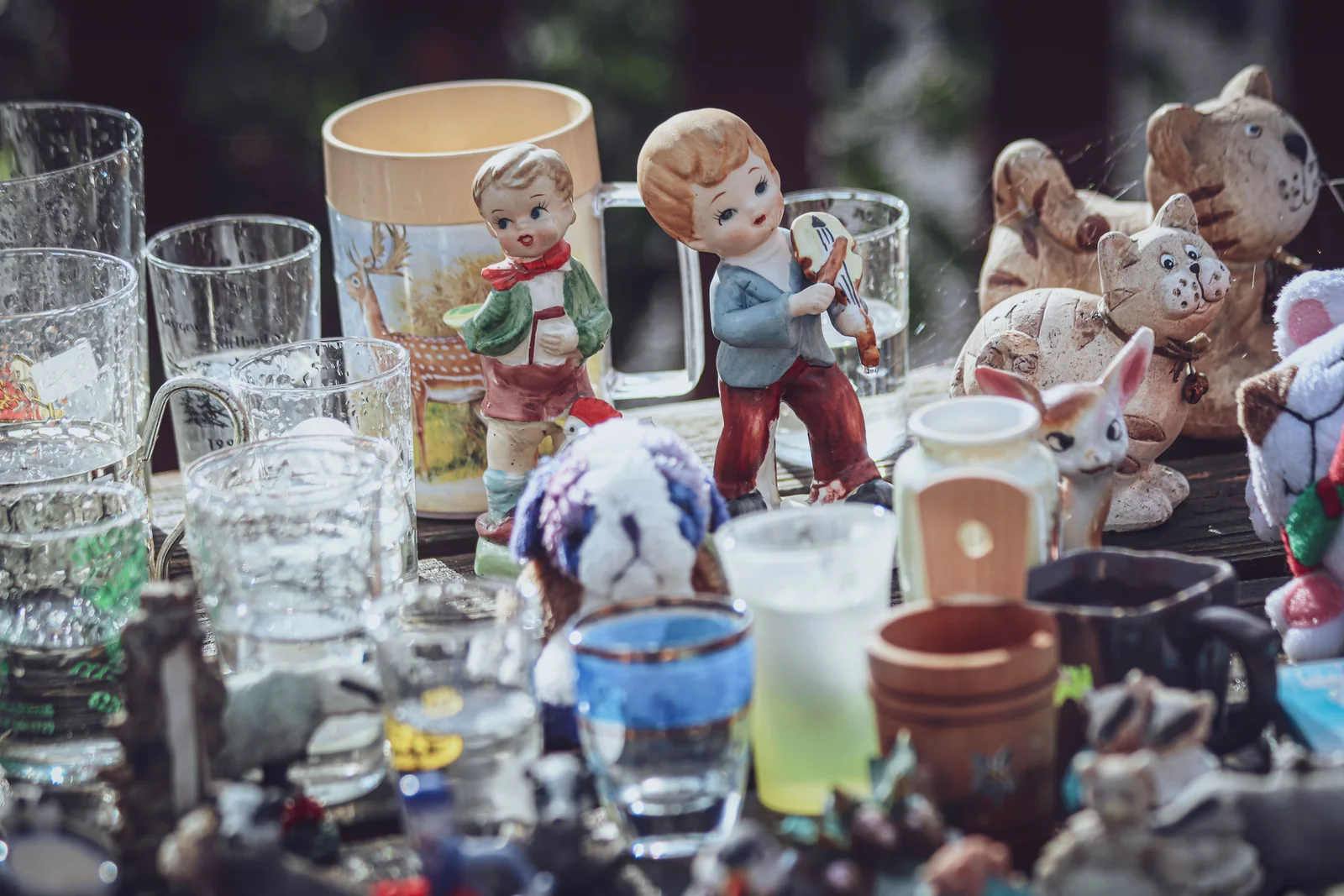 Stand de vide-grenier avec objets d'occasion posés sur une table