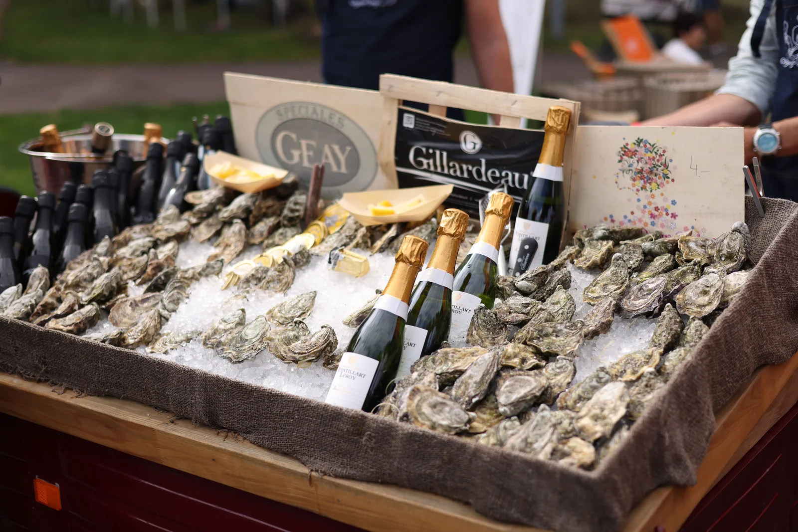 Bourriches d'huîtres fraîches installées sur un étal de marché