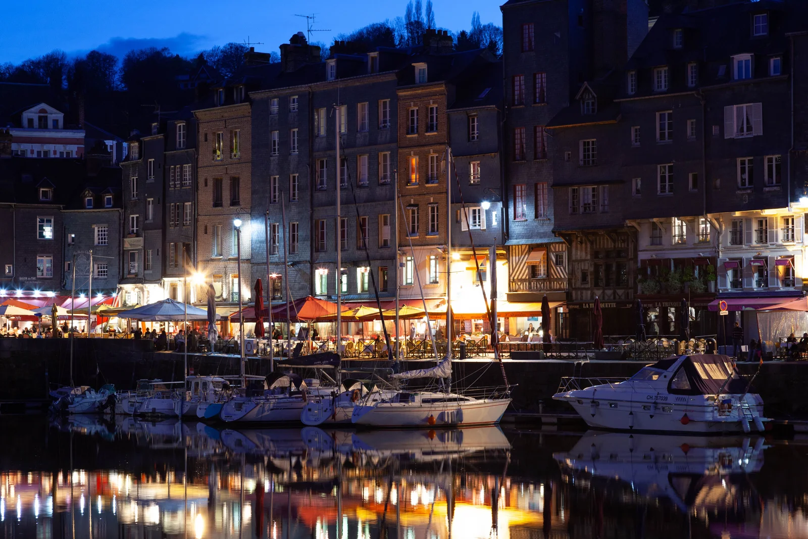 Port de plaisance français éclairé à la tombée de la nuit
